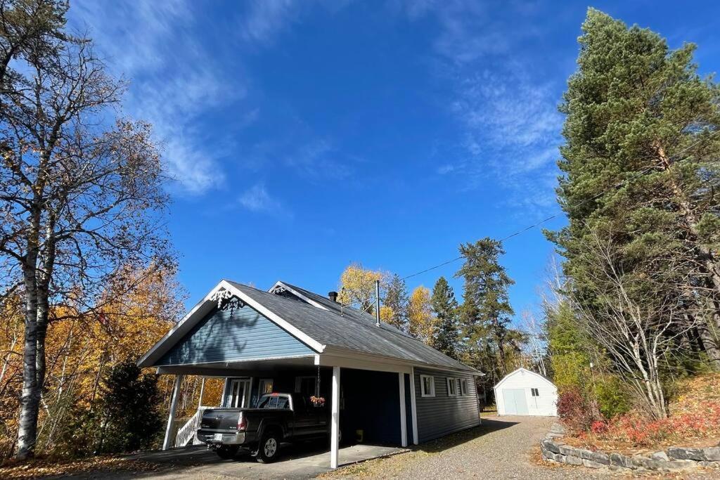 Le Chalet Bleu, Aux Pieds Des Monts-Valin Saint-David-de-Falardeau 外观 照片